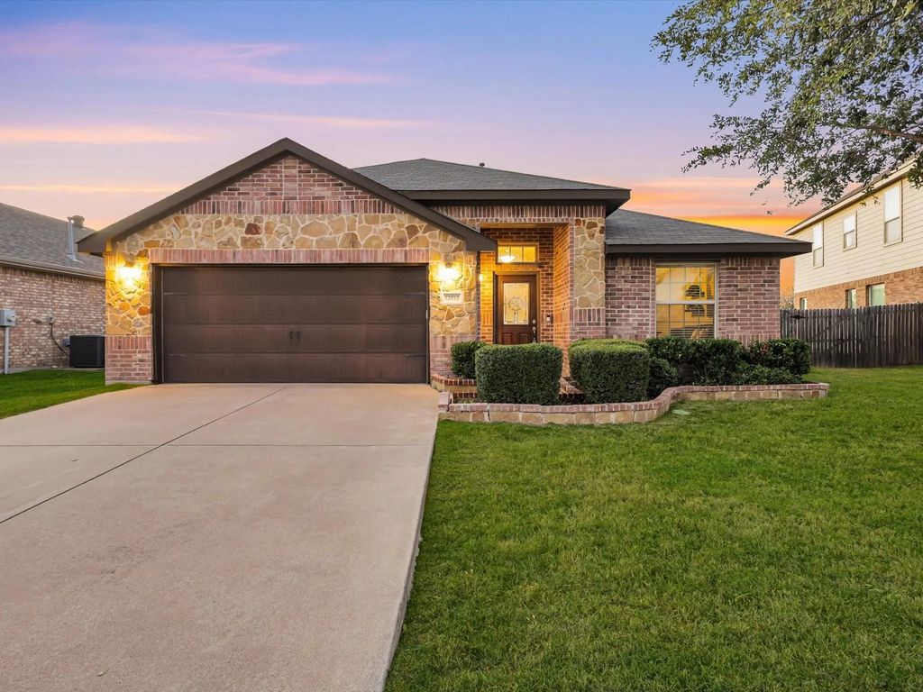 12013 Horseshoe Ridge Drive, Fort Worth