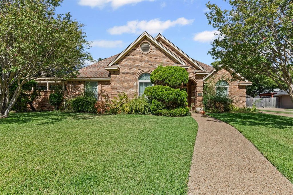 512 Cooper Street, Grand Prairie