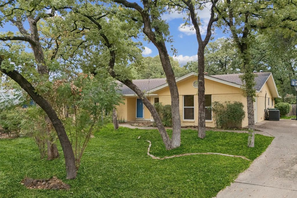 809 Valley Oaks Lane, Arlington