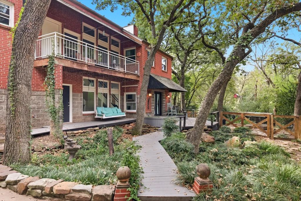 1221 Circle Lane, Bedford