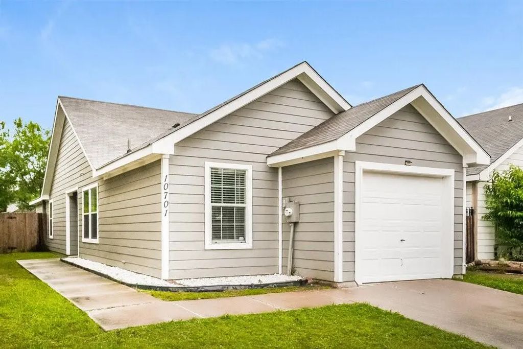 10701 Many Oaks Drive, Fort Worth