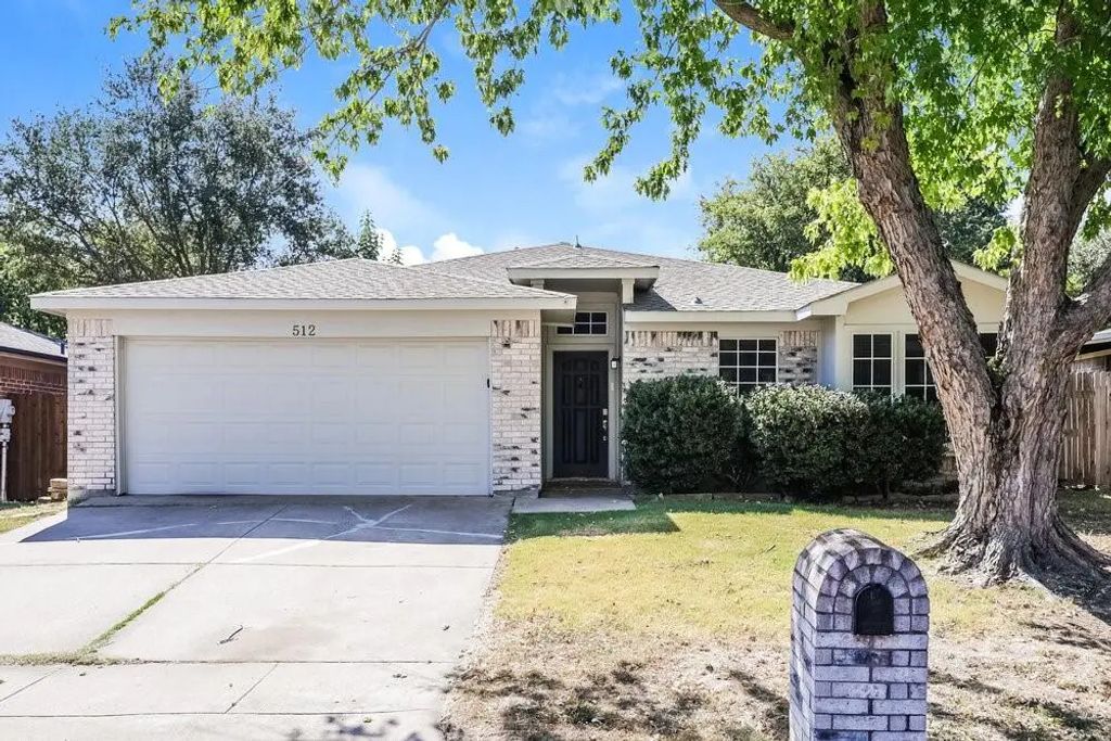 512 Blue Haze Drive, Fort Worth