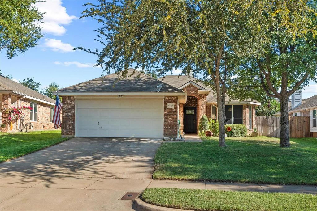 8440 Hawks Nest Drive, Fort Worth