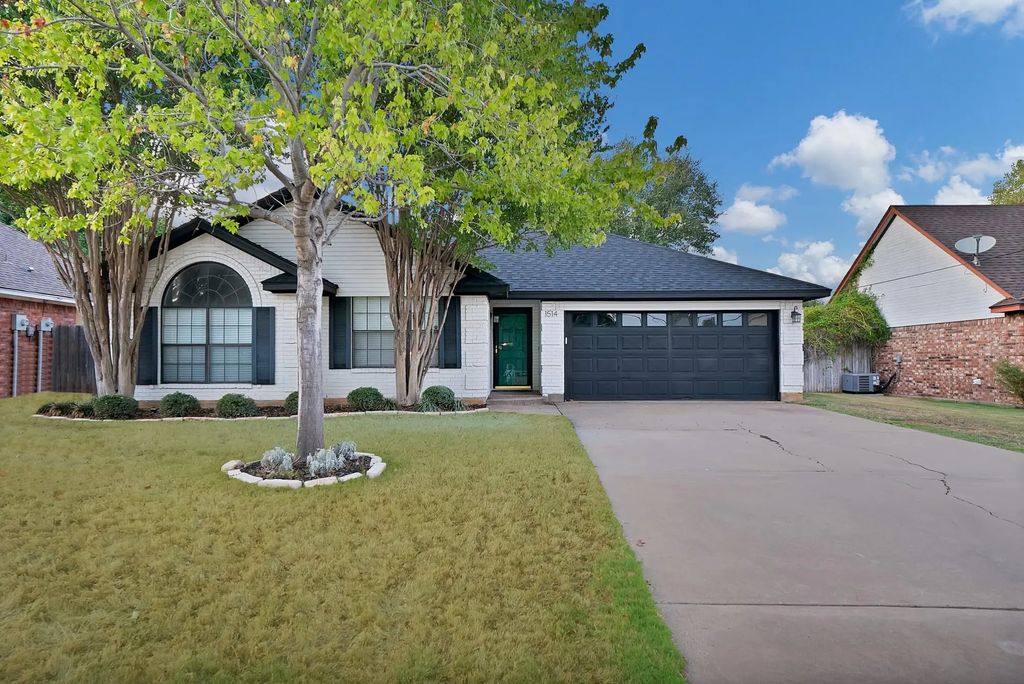 1514 Hayloft Lane, Granbury