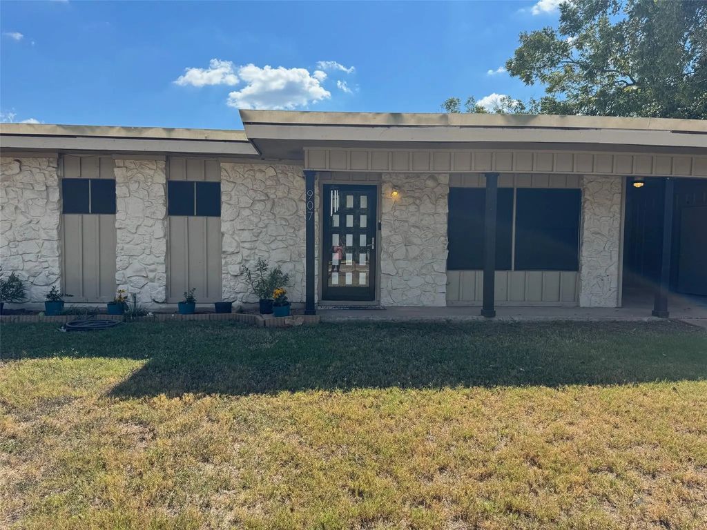 907 Elizabeth Boulevard, Granbury
