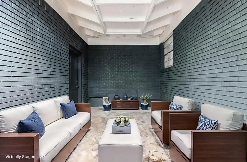 309 E Travis Street, Italy