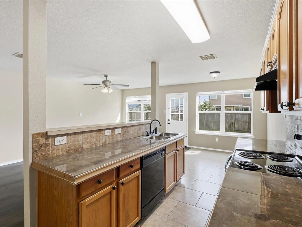 10713 Many Oaks Drive, Fort Worth