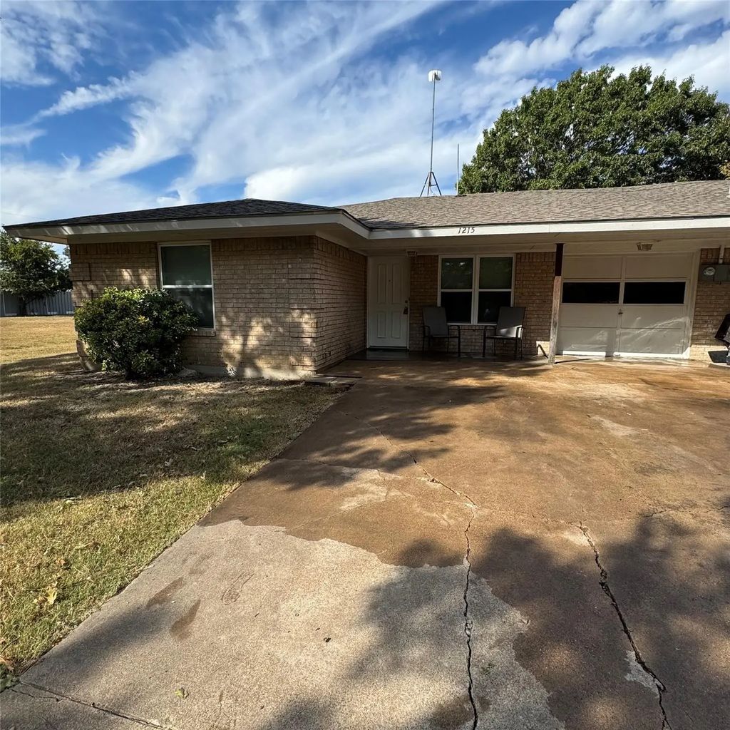 1215 Narrow Lane, Red Oak