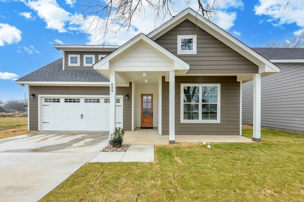 605 N Getzendaner Street, Waxahachie
