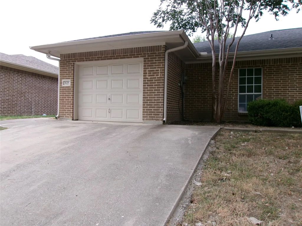 925 10th Street, Grand Prairie