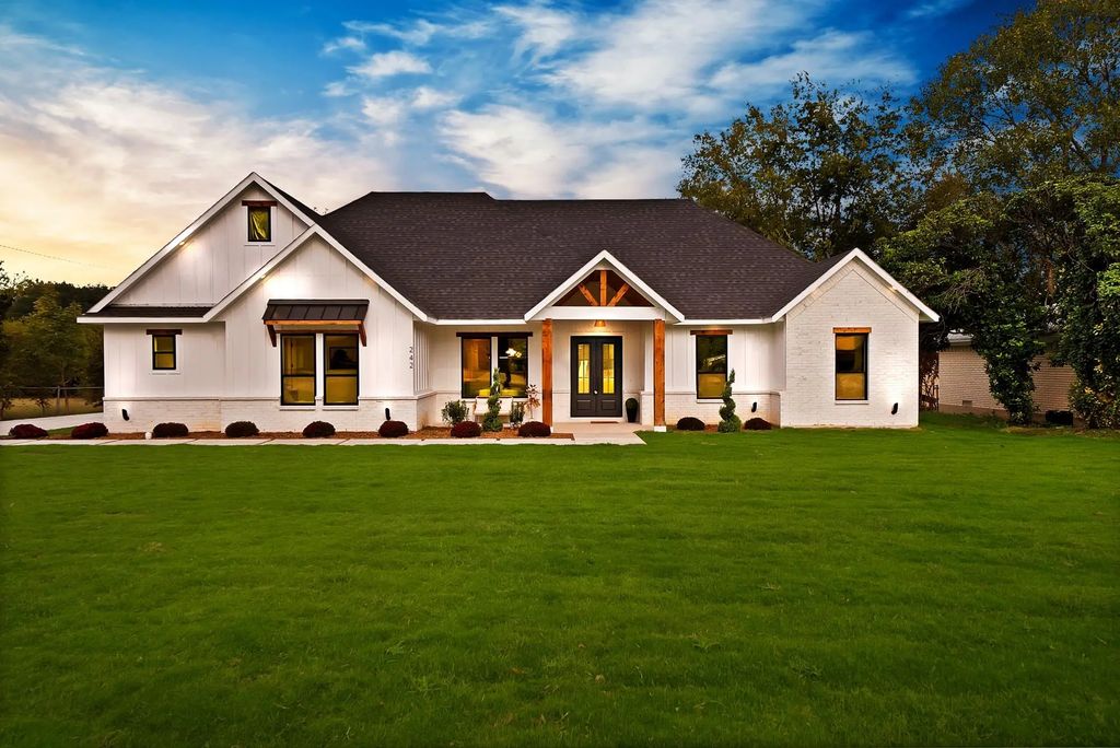 242 Oakwood Drive, Lancaster