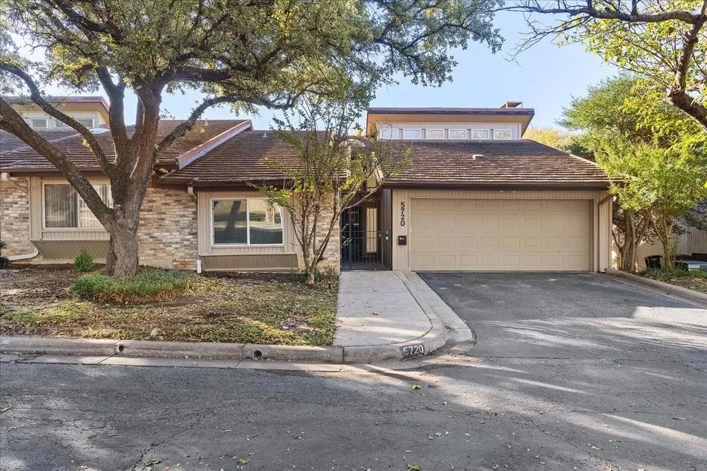 5720 Meadow Wood Lane, Fort Worth