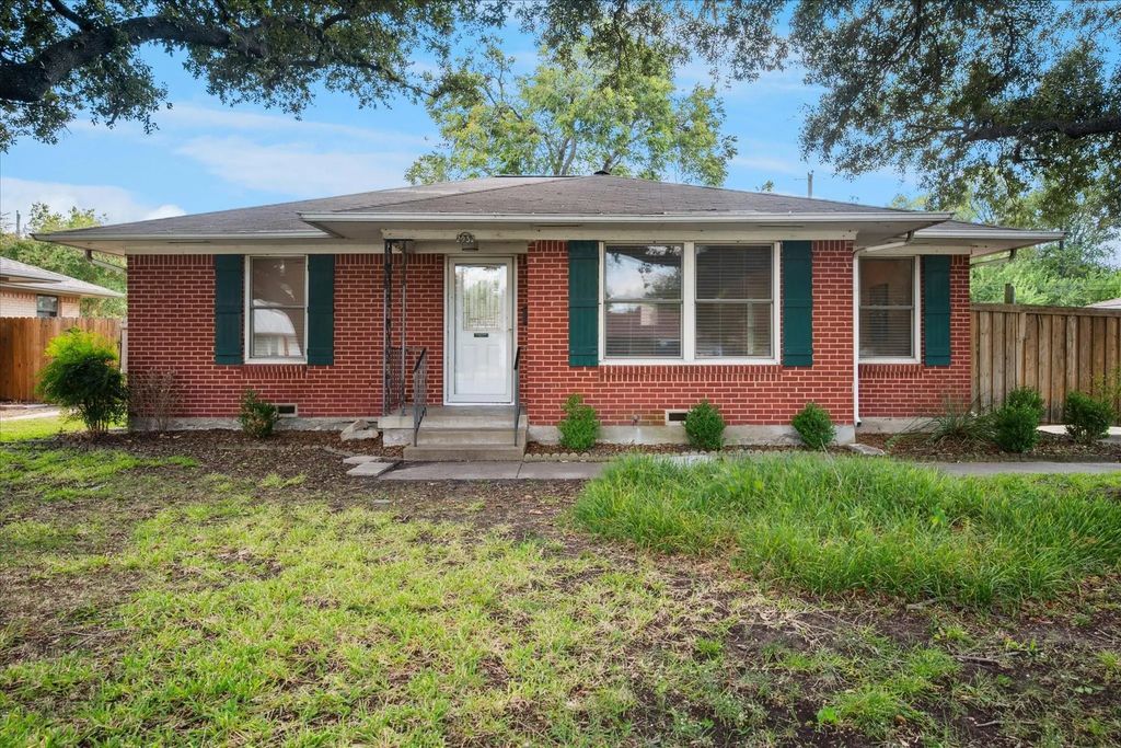 2952 Eric Lane, Farmers Branch