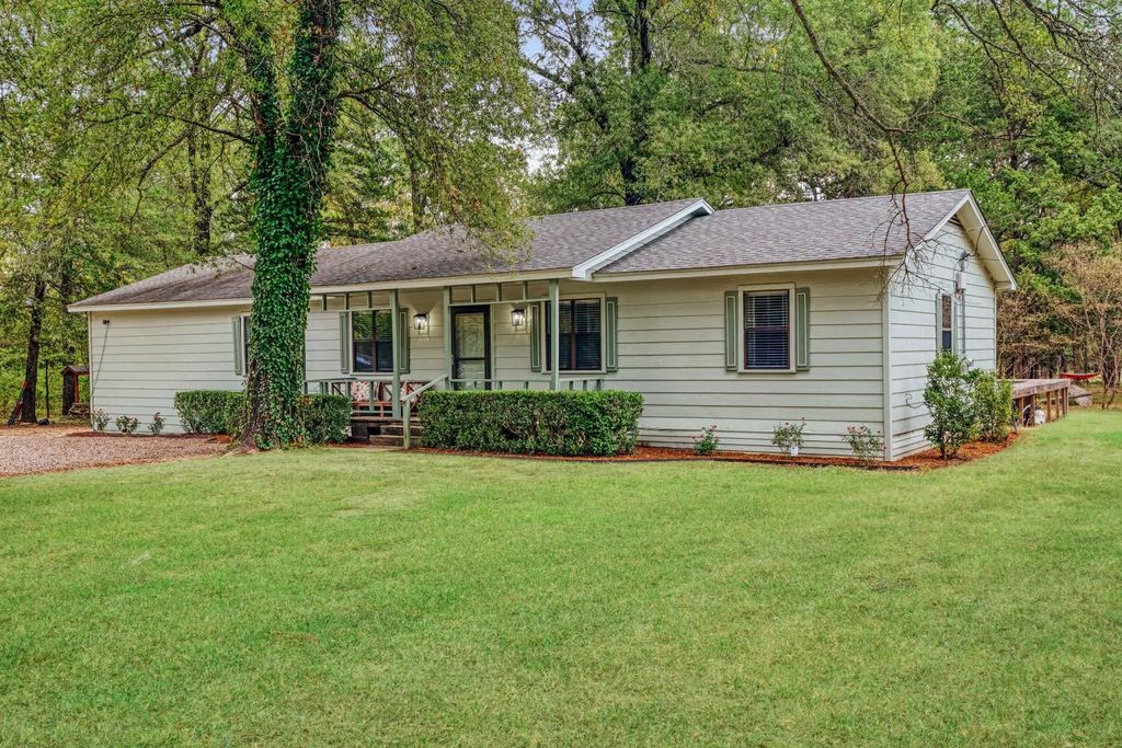 121 County Road 42370, Paris