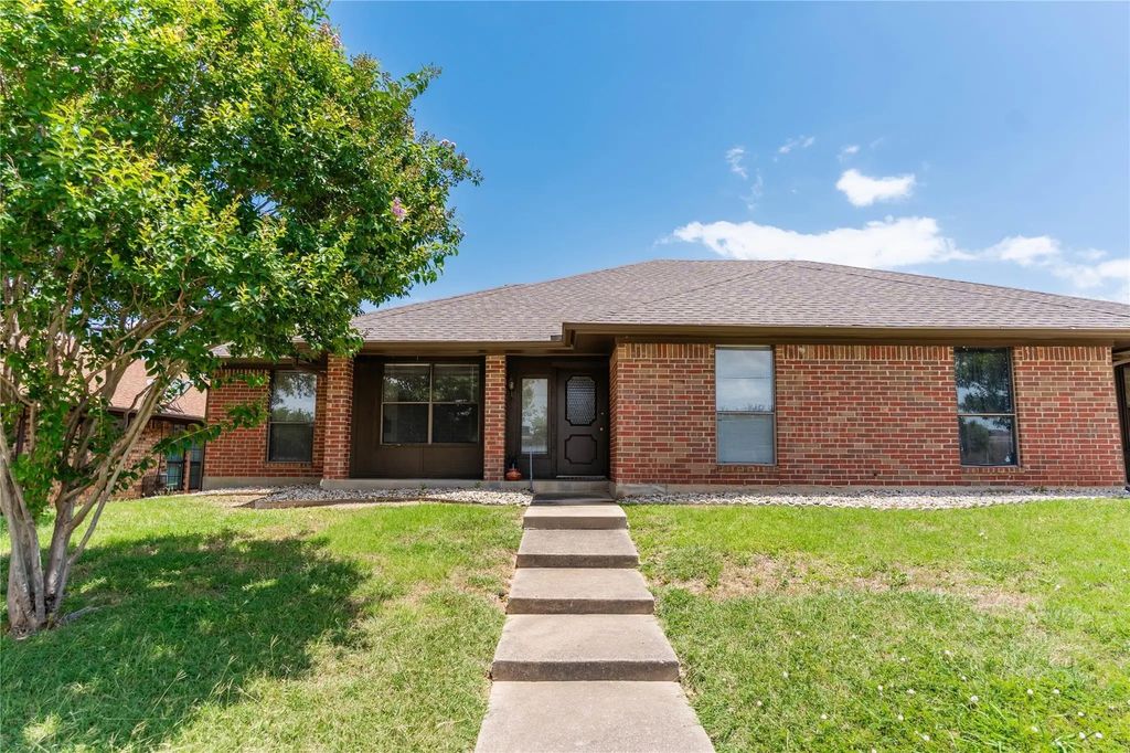 1638 Brown Trail, Hurst