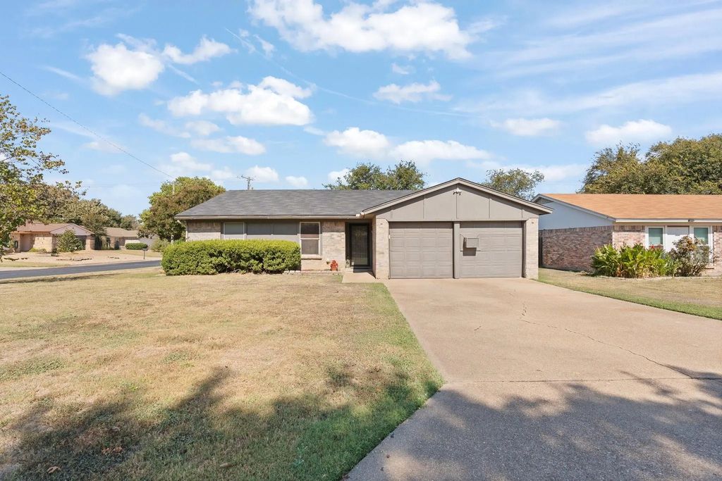 301 E Hampton Road, Crowley