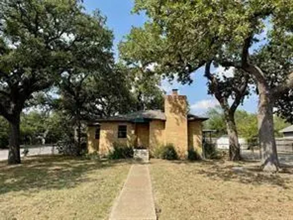 201 E 3rd Street, Weatherford
