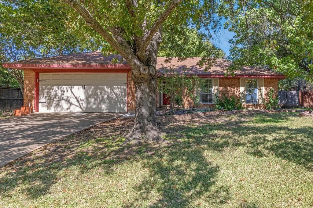 712 Springwood Drive, Hurst