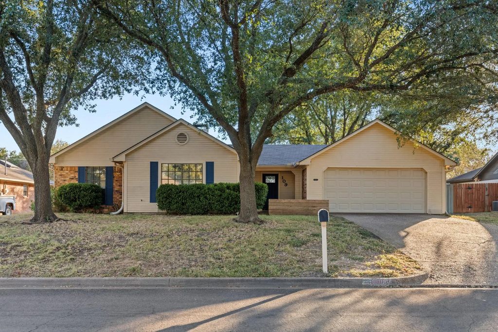 109 Flintrock Road, Hewitt
