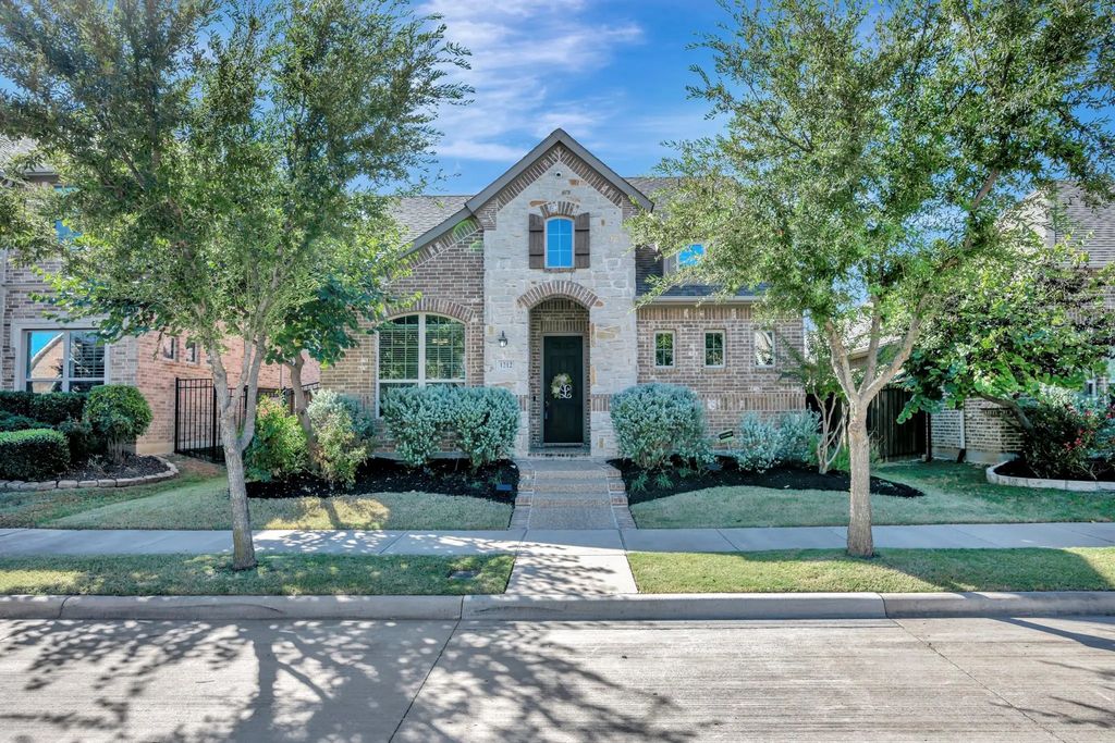 1212 Blue Lake Boulevard, Arlington