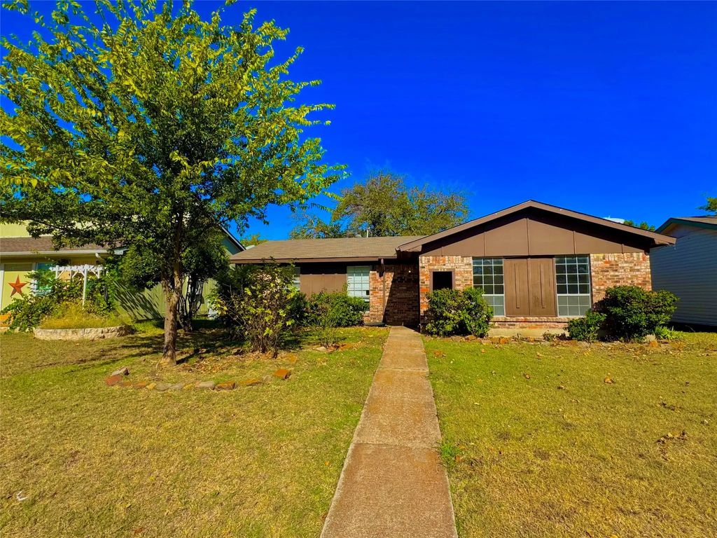 809 Roaming Road Drive, Allen