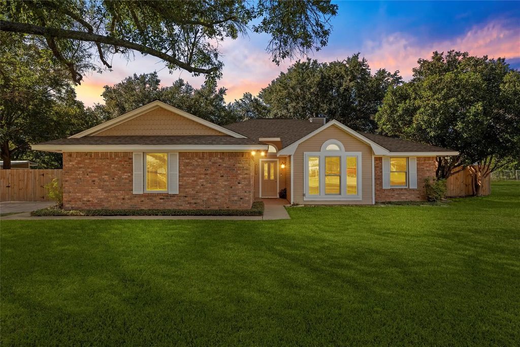 606 Lyndon Drive, Woodway