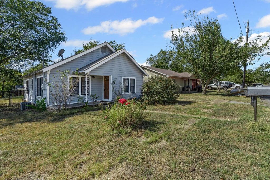 221 Huron Street, Cleburne