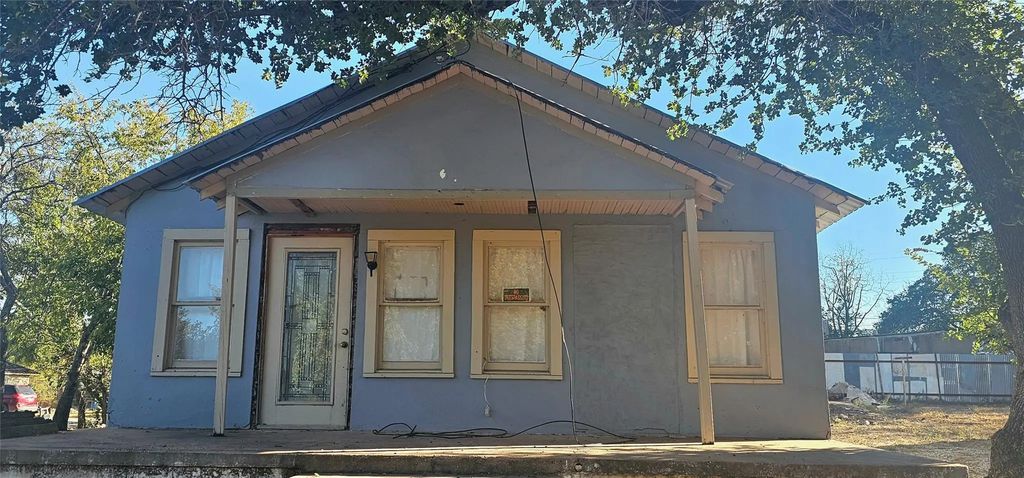 506 E 2nd Street, Brady