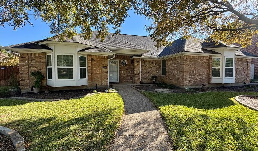 2732 Woodbridge Drive, Hurst