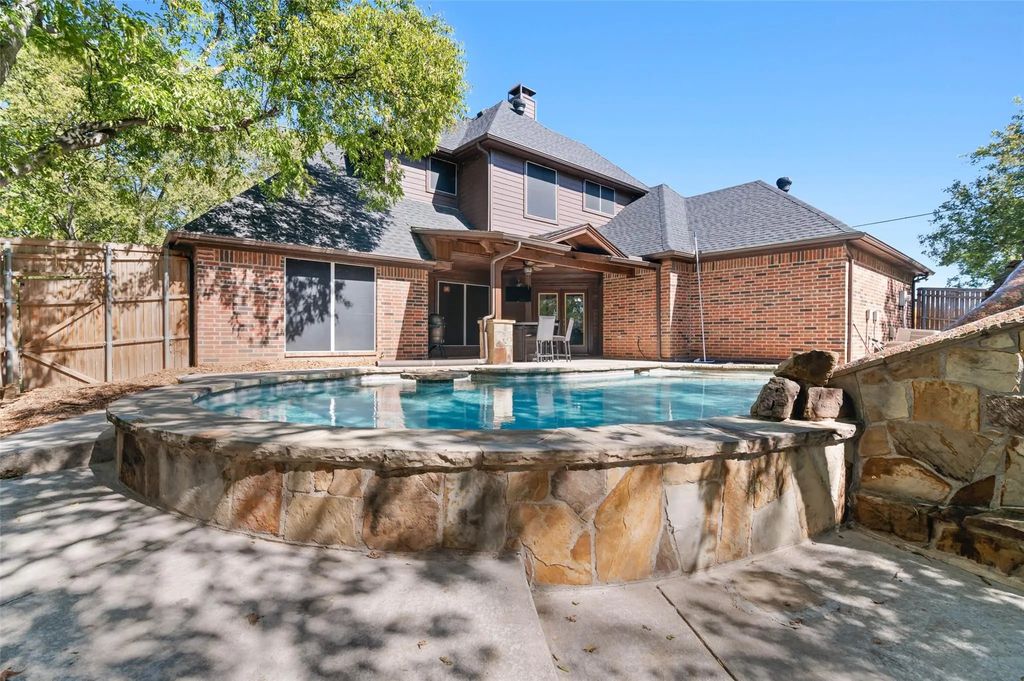 334 Lakecrest Drive, Lakewood Village