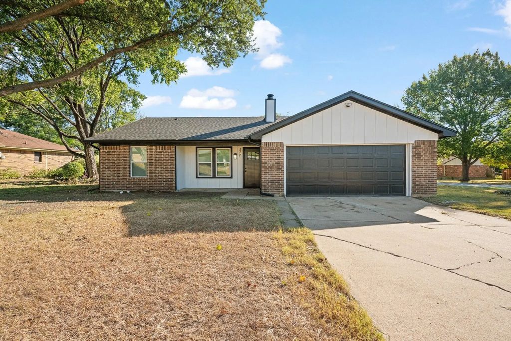 517 Black Oak Lane, Burleson