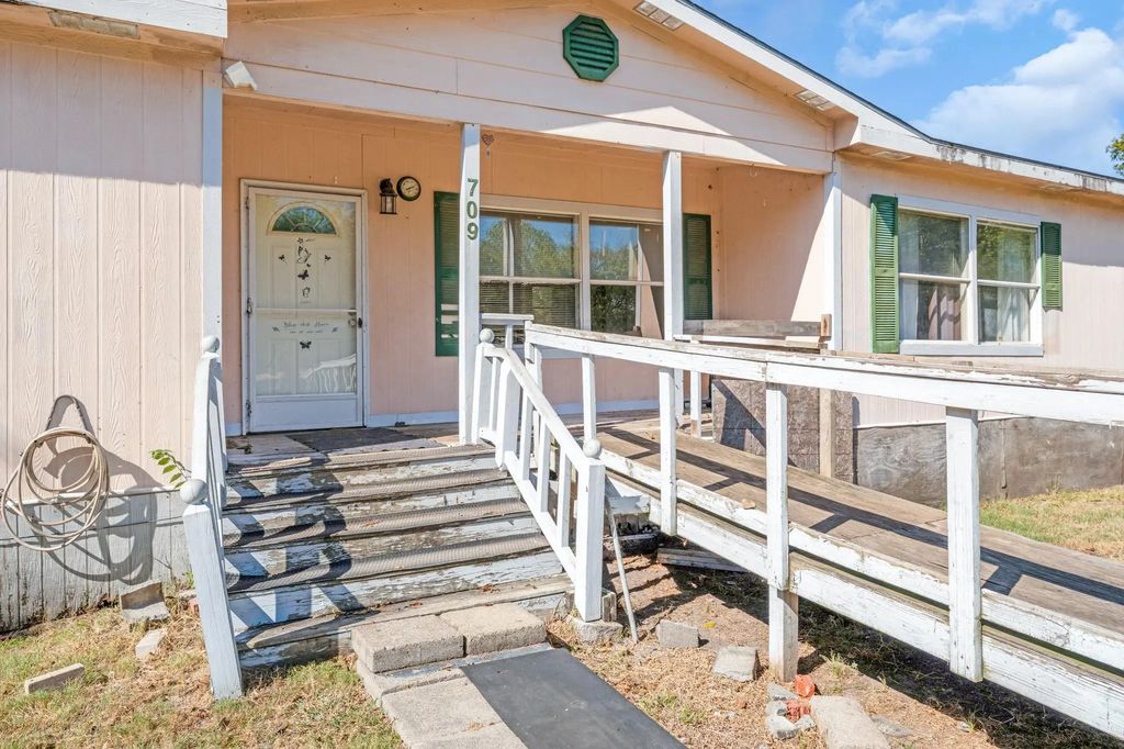 709 Gladys Street, Lone Oak