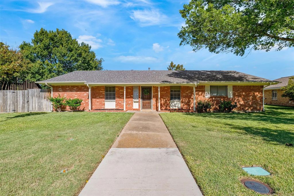 814 Windsor Place, Grand Prairie
