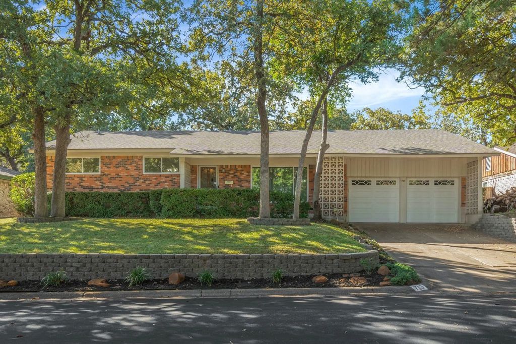 713 Edgehill Drive, Hurst