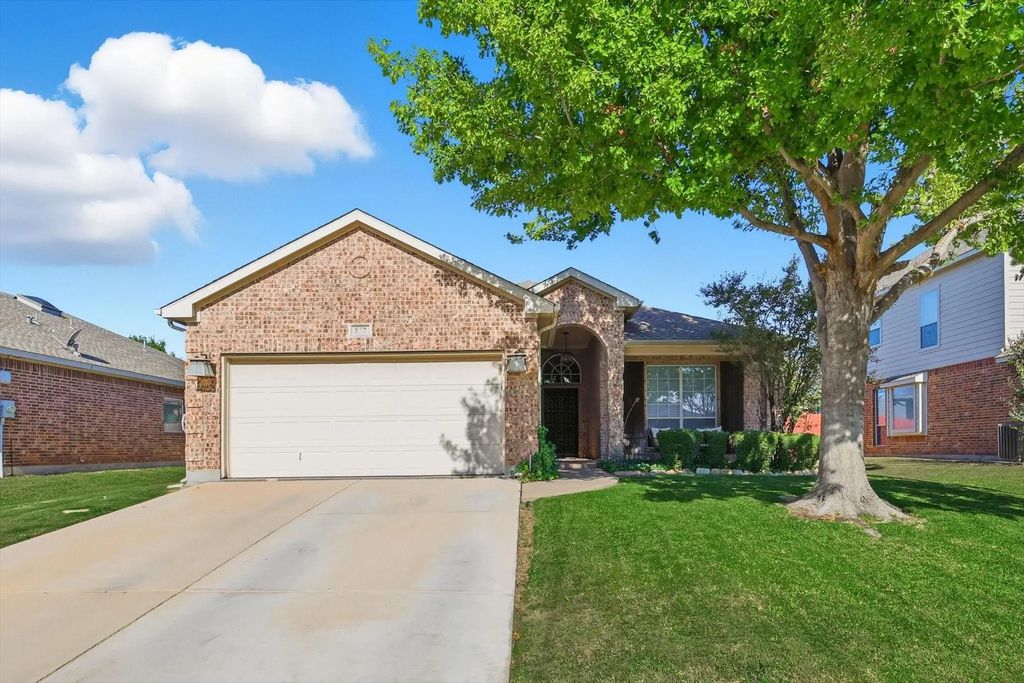 832 Pebblecreek Drive, Burleson