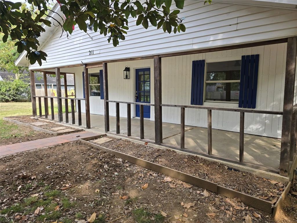 211 S Graves Street, Whitesboro
