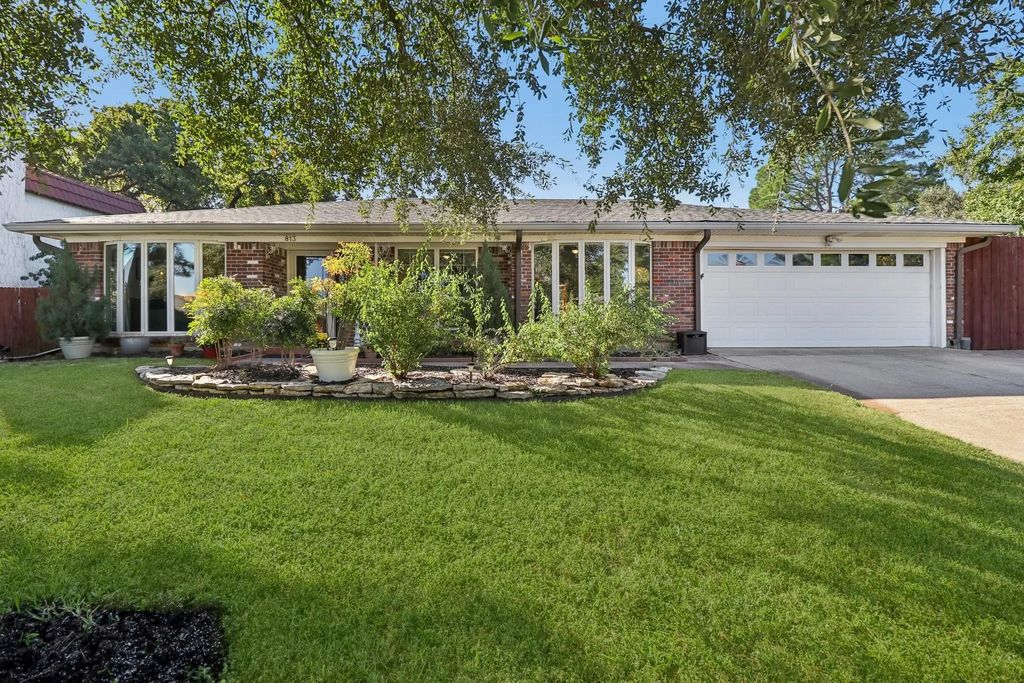 813 Overhill Court, Hurst