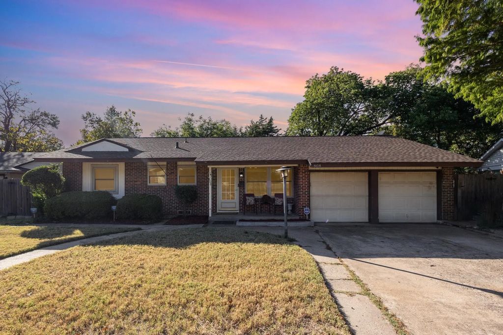808 Ravenwood Drive, Arlington