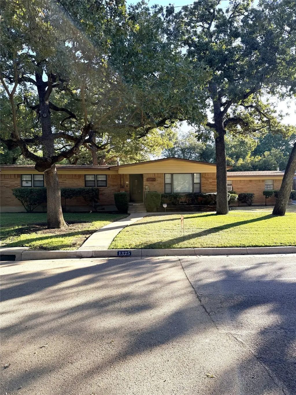 1325 Redbud Drive, Arlington