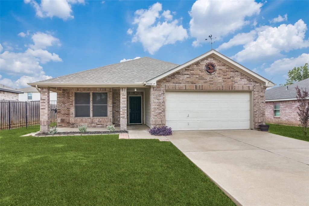 2529 Castle Pines Drive, Burleson