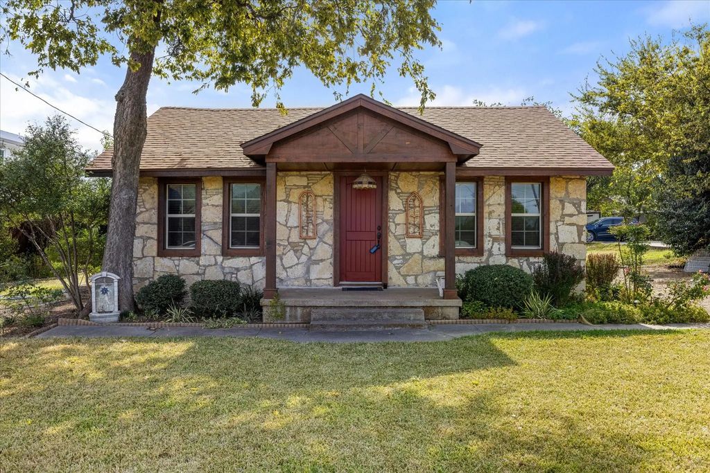 1507 W Pearl Street, Granbury