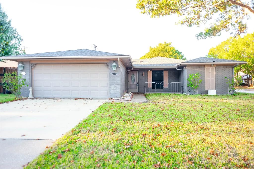 900 Savannah Drive, Ennis