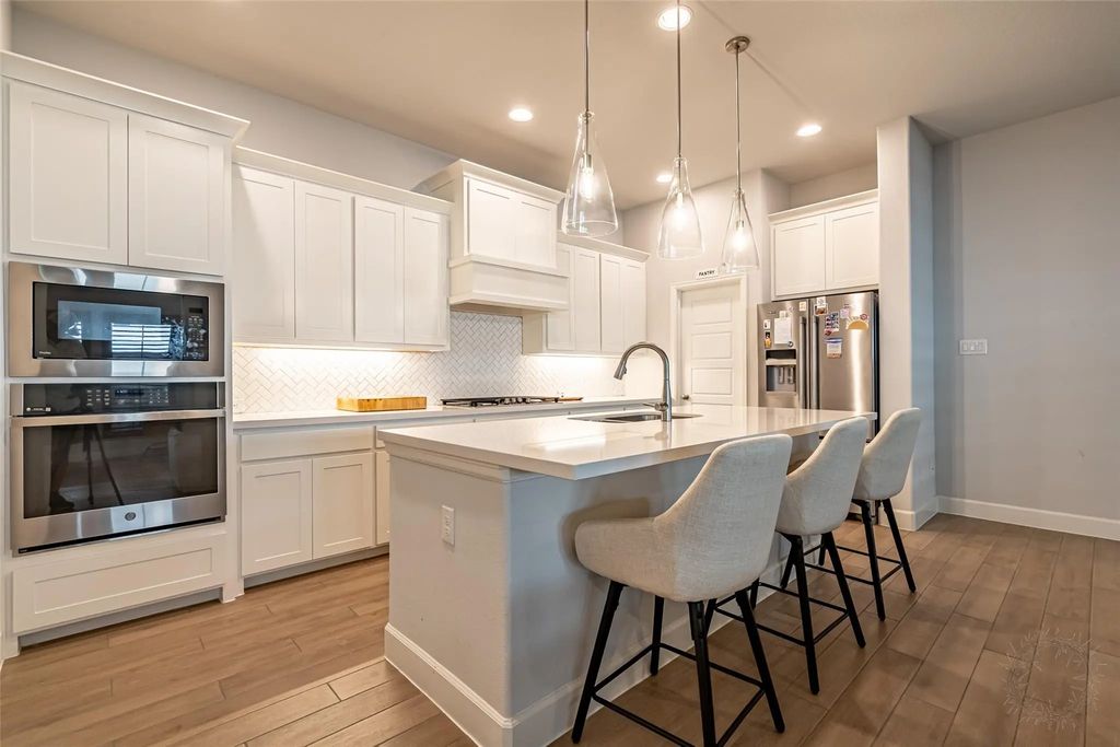2113 Winding Creek Circle, Fort Worth