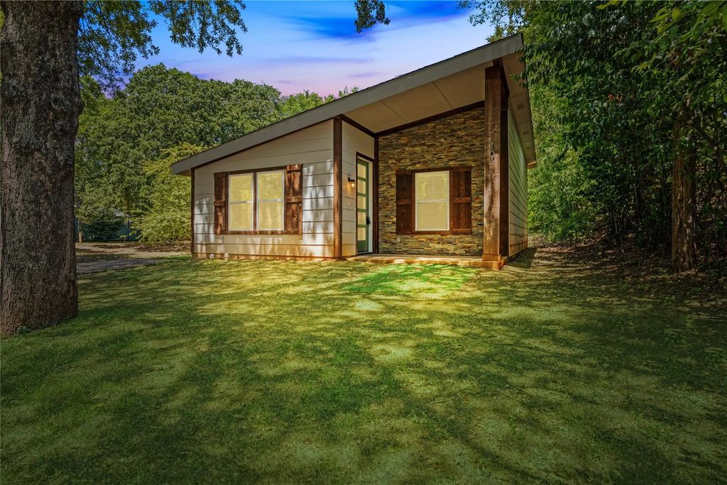1011 W Hull Street, Denison