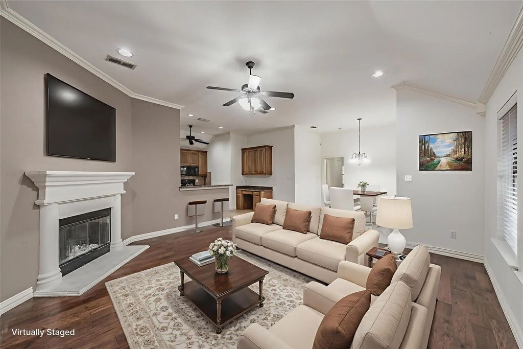 813 Claycourt Circle, Fort Worth