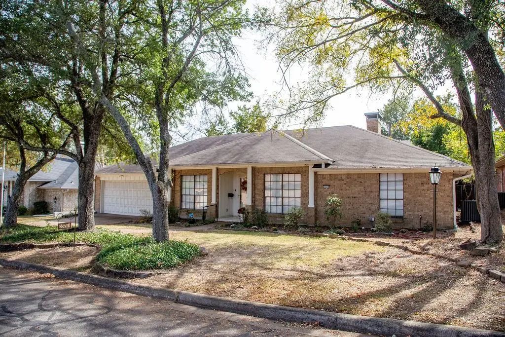 3320 E Houston Street, Paris