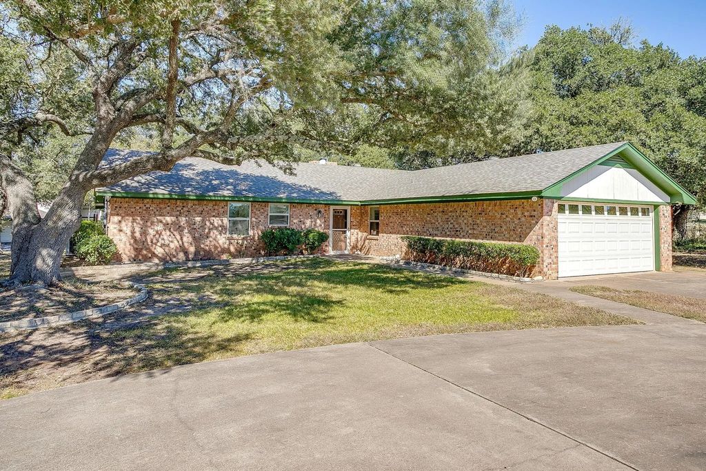 313 De La Cruz Street, Weatherford