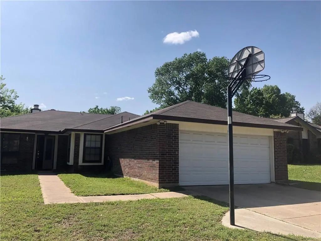 702 Creekside Drive, Euless
