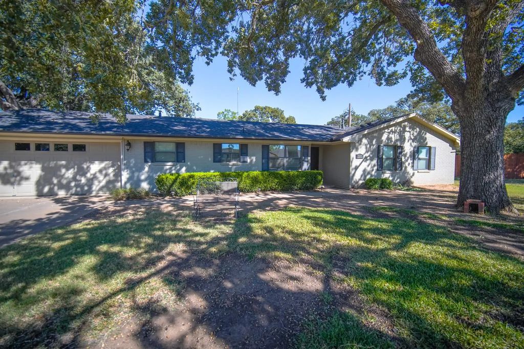 226 Oakridge Street, Jacksboro