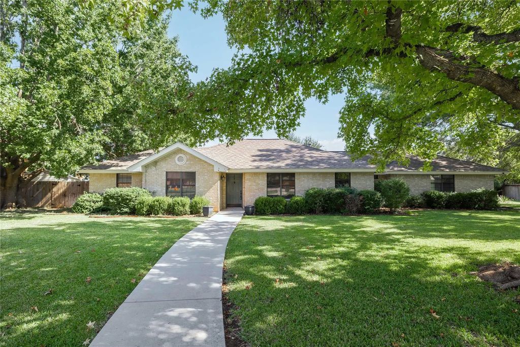 2 Pebblebrook Court, Brownwood
